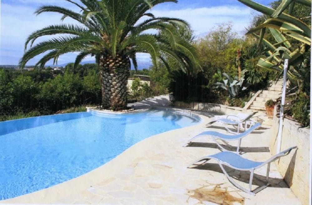 Studio in Cagnes sur mer With Wonderful sea View Pool Access Enclos - carbon neutral hotel in Cagnes-Sur-Mer