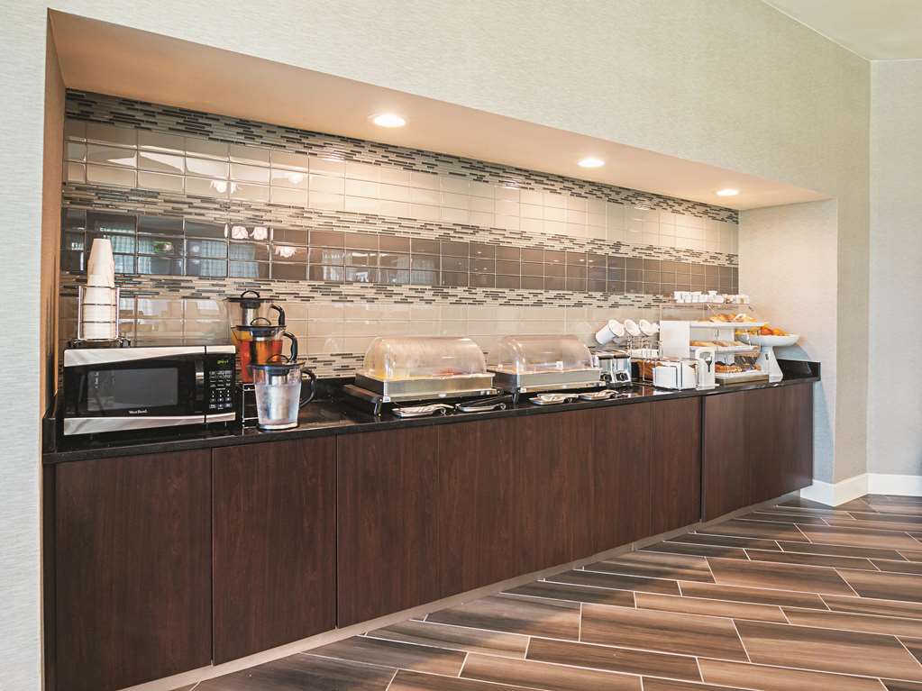 La Quinta Inn & Suites by Wyndham Fort Worth City View - photo 43