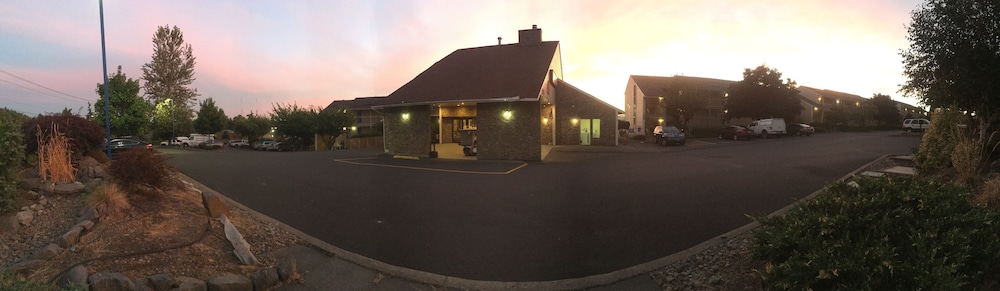 Sunnyside Inn & Suites - photo 102