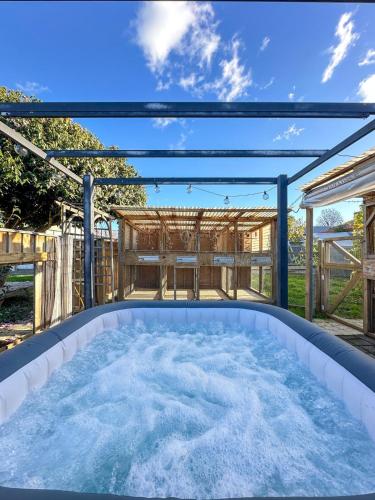 Sun kissed Spa Retreat in Hastings, New Zealand