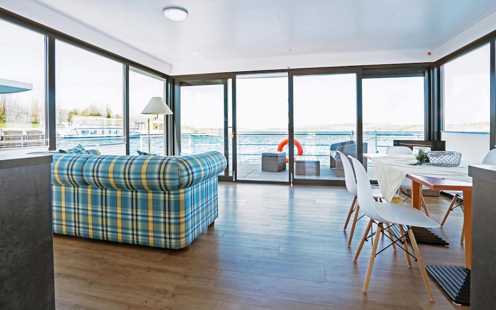 Bootshaus Familie & Freunde am Geiseltalsee — hotel in Braunsbedra