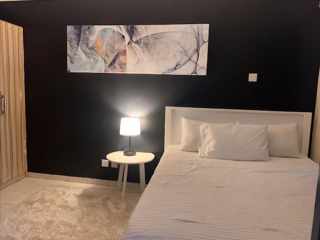 Peaceful and Lovely 1 bedroom with a city view.