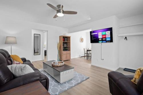 Bright & Spacious 2 Bedroom Quiet — 4-Star Luxury Hotel in Mount Clemens, United States