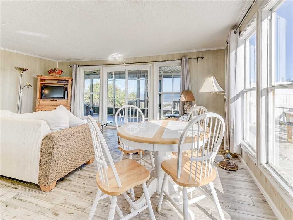 Coastal Charm 2 Bedrooms Ocean Front Sleeps 6 - photo 16