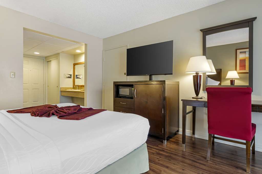 Best Western Plus Palm Desert Resort - photo 34