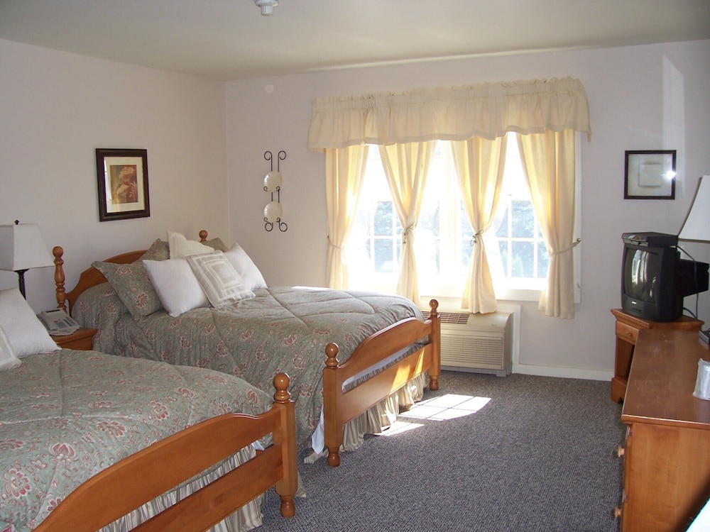 Camelot Restaurant & Inn - photo 11