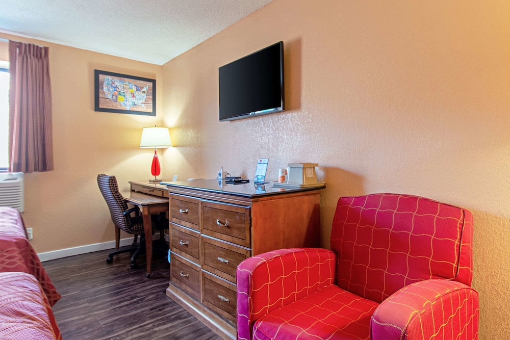 Econo Lodge Utica - photo 11