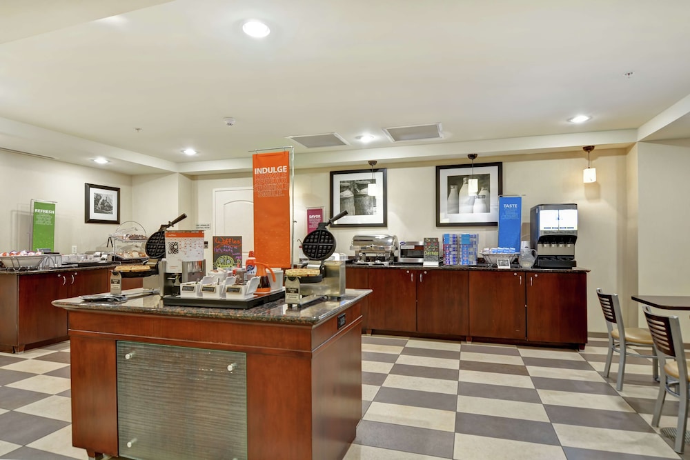 Hampton Inn & Suites Peoria at Grand Prairie IL - photo 33