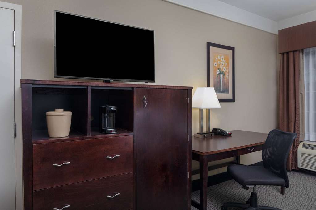 La Quinta Inn & Suites by Wyndham Savannah Airport Pooler - photo 16