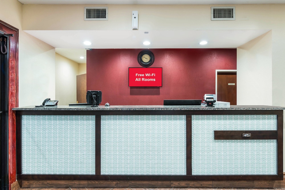 Econo Lodge Inn & Suites - photo 8