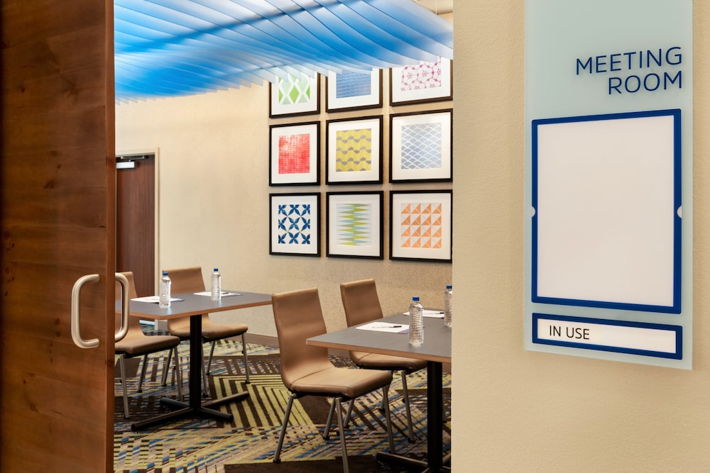 Holiday Inn Express and Suites Beaver Dam - photo 34