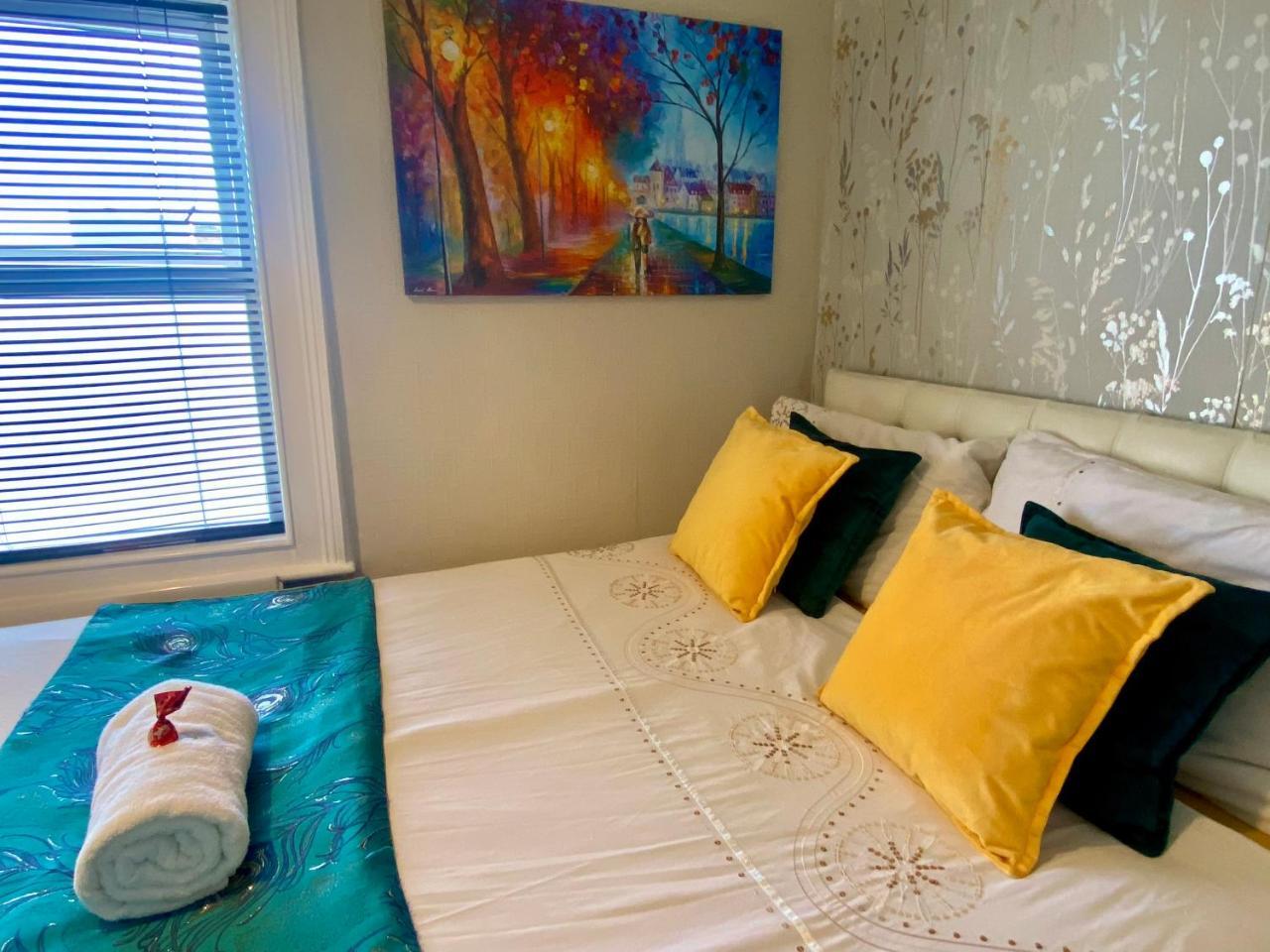 Bedford Contractor Base Sleeps 3 Secure Van Parking Fast WiFi — 4-Star Luxury Hotel in Bedford, United Kingdom