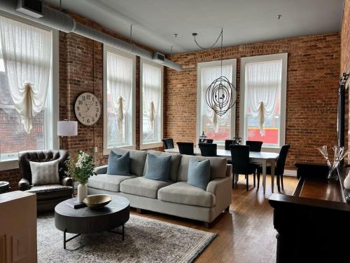 Central Main Street Condo in Historic Building — 4-Star Luxury Hotel in Greenville, United States
