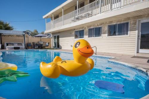 Large House 15 Beds Heated Pool Hot Tub BBQ Close to Strip