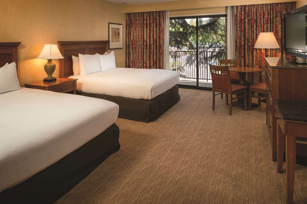 DoubleTree by Hilton Seattle Airport - photo 9