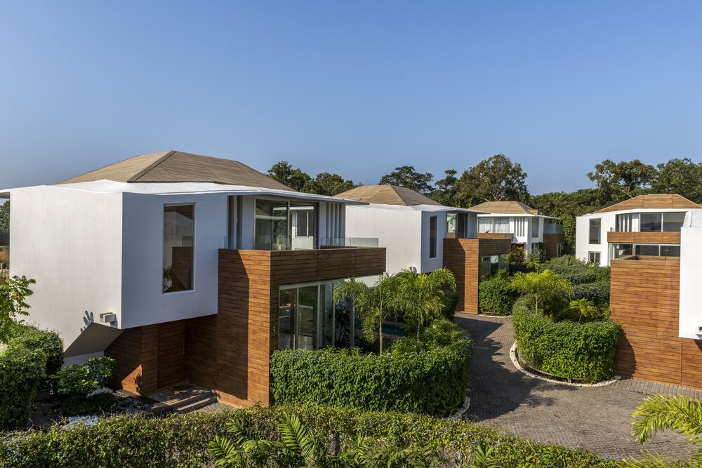 La Maroma 3 BHK Splendid Villas in Anjuna Pvt Pool Garden & Caretaker — 4-Star Luxury Hotel in Vagator, India