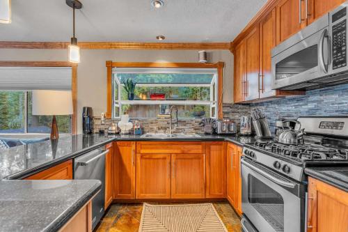 Modern Tahoe Retreat with Grill Walk to Beach — hotel in Homewood
