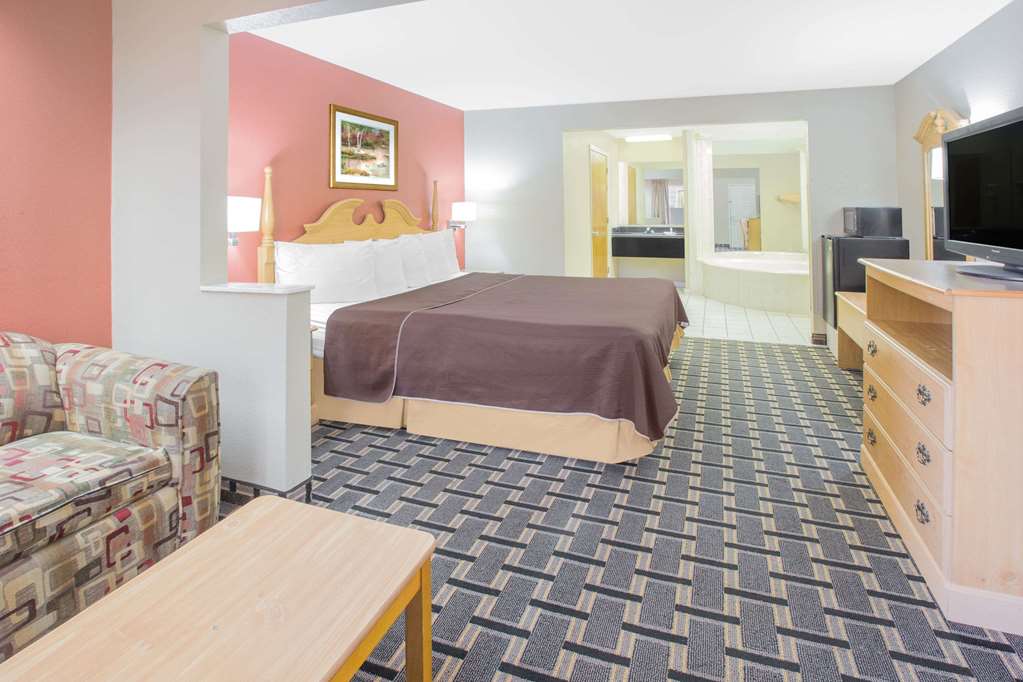 Days Inn & Suites by Wyndham Pine Bluff - photo 6