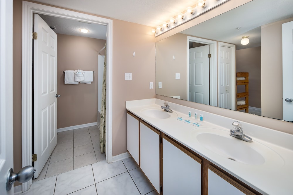Emerald Towers West 3003 by RedAwning - photo 9