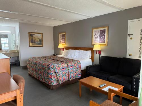 Key West Inn Chatsworth - photo 27