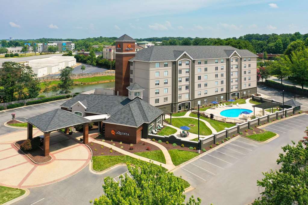 La Quinta Inn & Suites by Wyndham Greensboro NC - featured photo