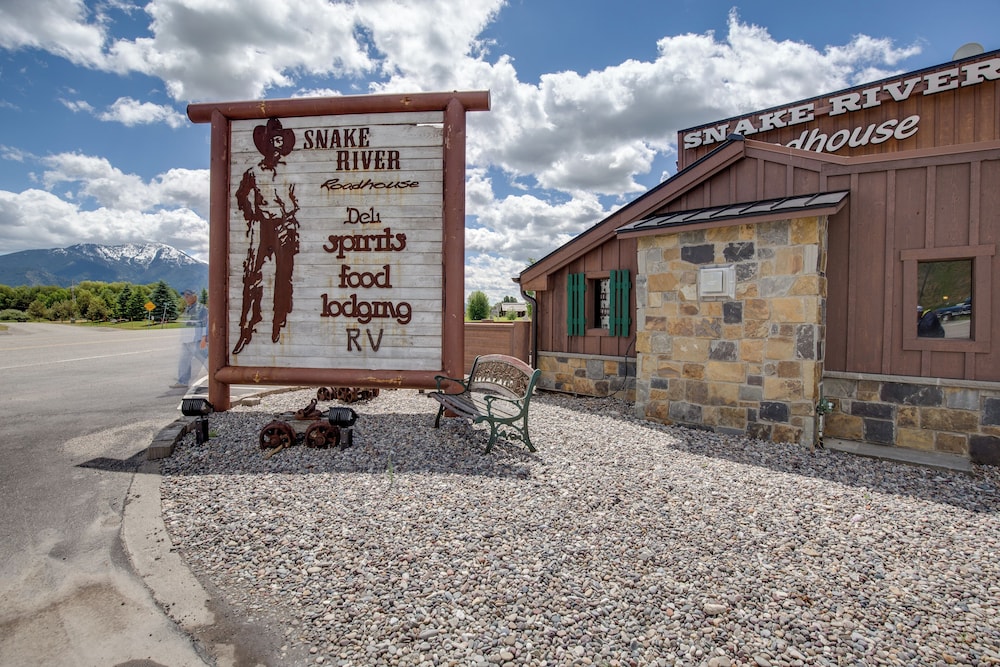 Snake River Roadhouse by KABINO Air Conditioning WiFi Bar Below Pool Table Shuffleboard Yummy Food - photo 11