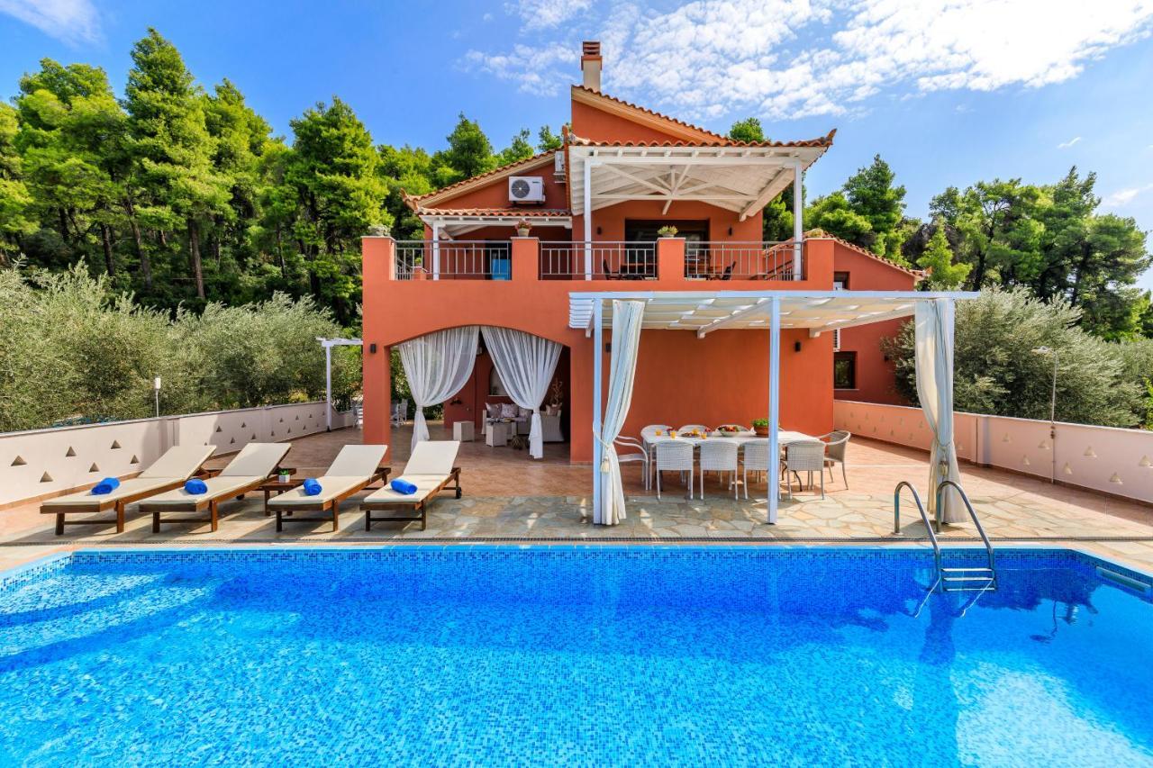 Luxury Villa with Private Pool in Skopelos Spacious & Private Villa Amaryllis By Kardous — 4-Star Luxury Hotel in Skopelos, Greece