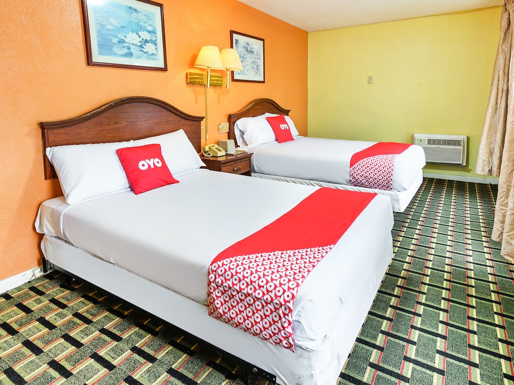 OYO Hotel Downtown Peoria I 74 - photo 17