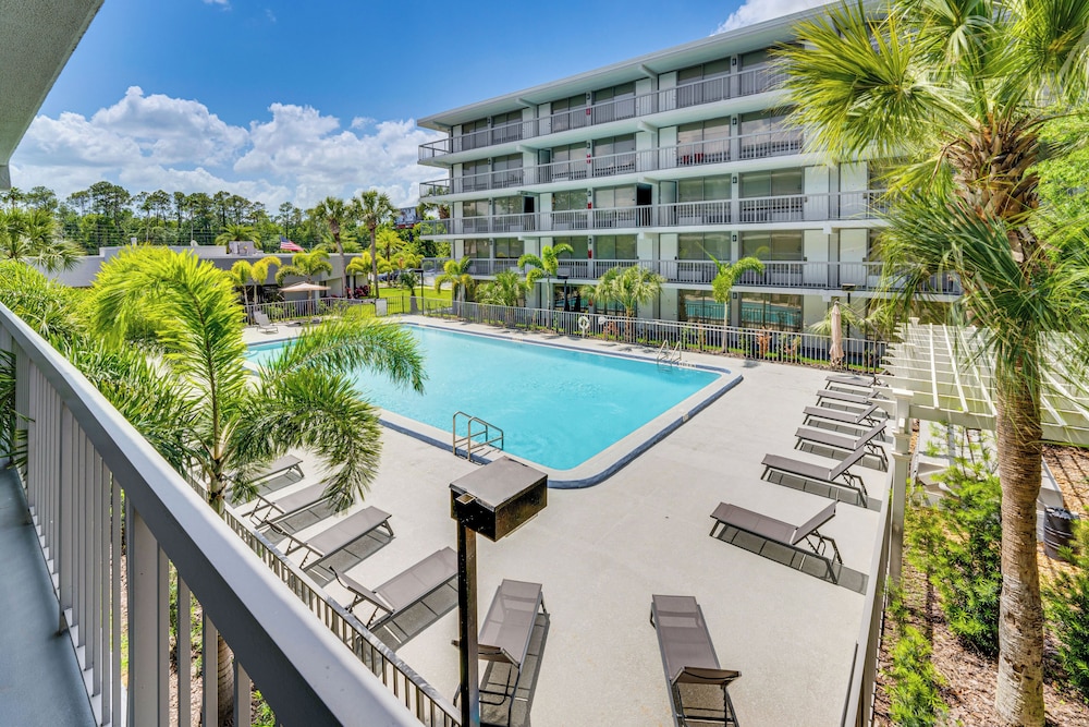 Luxury Studio Gem 10min to Disney Pool and Amenities — 4-Star Luxury Hotel in Kissimmee, United States