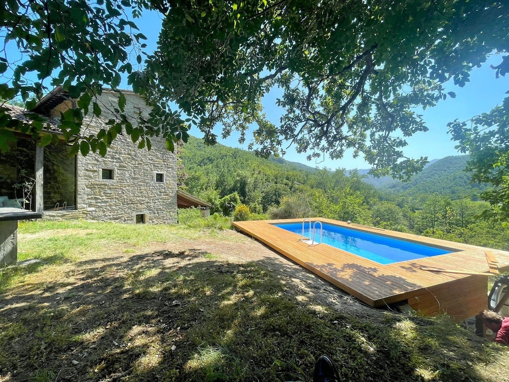Villa in Borgo Pace with Private Pool — 4-Star Luxury Hotel in Borgo Pace, Italy