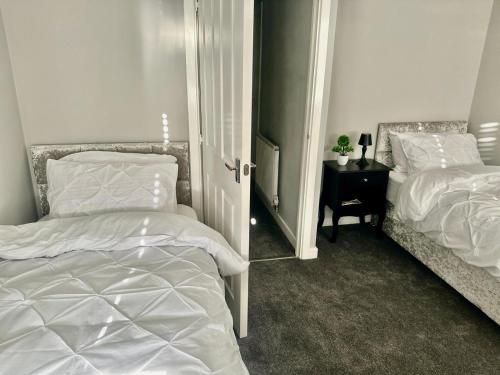 Luxurious Wolverhampton Retreat with 4 Bedrooms in Wolverhampton, United Kingdom