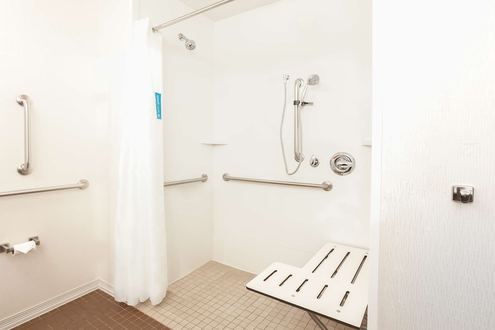 Hampton Inn & Suites Niles Warren - photo 31