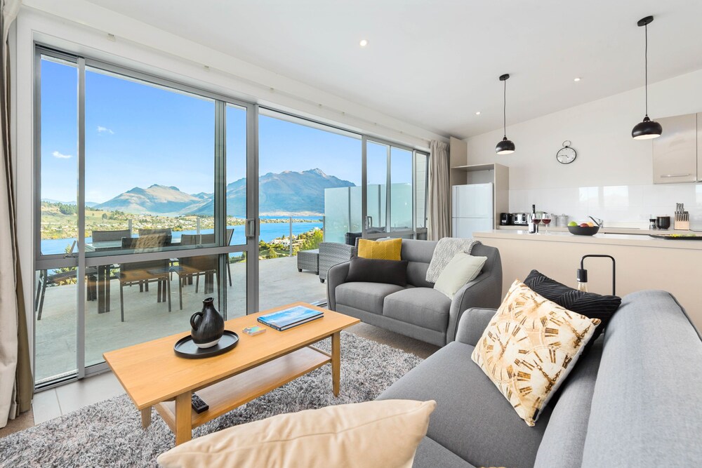 Contemporary Hilltop Abode — 4-Star Luxury Hotel in Queenstown, New Zealand