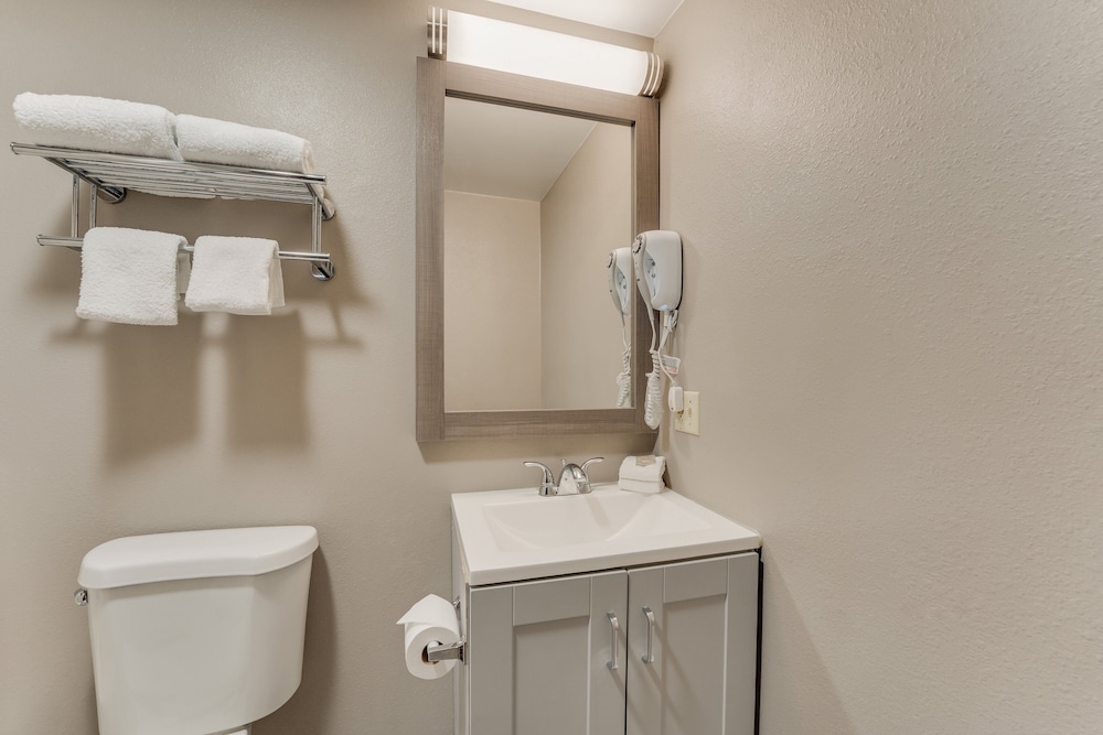 Red Roof Inn & Suites Newport Middletown RI - photo 36