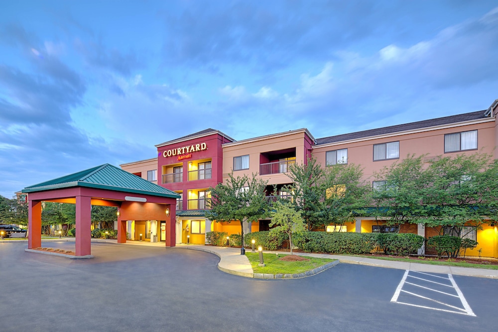 Courtyard by Marriott Manchester Boston Regional Airport - photo 46