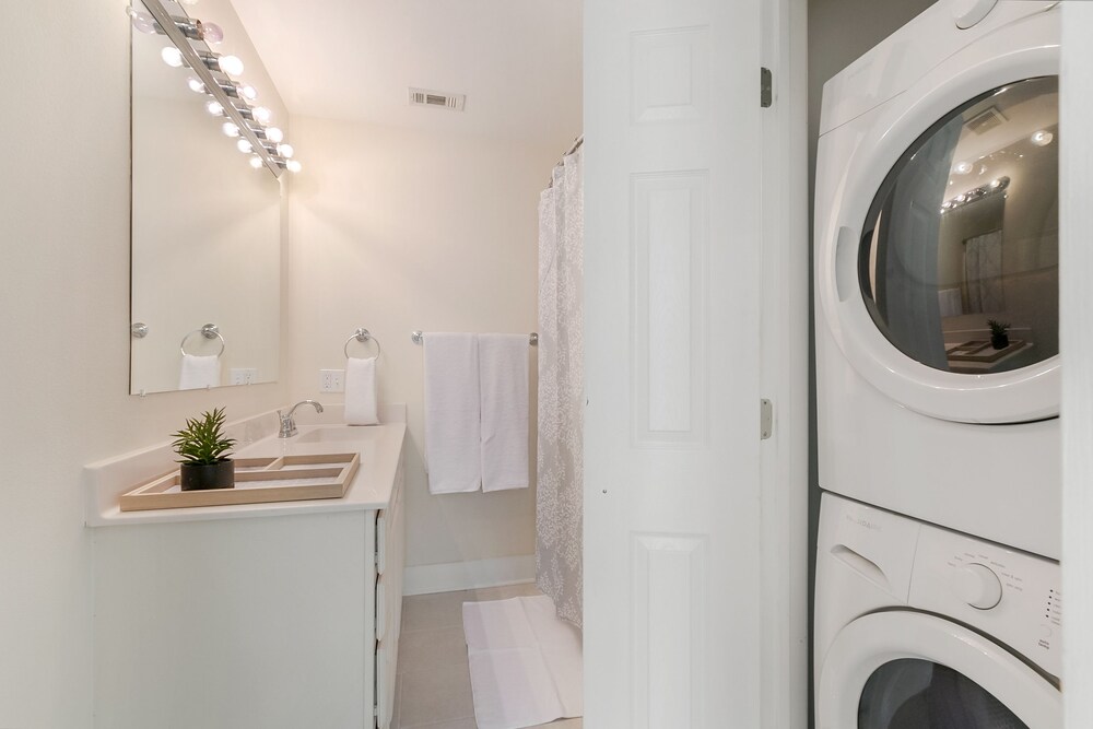 Hip 2BR in Arts Warehouse District - photo 48