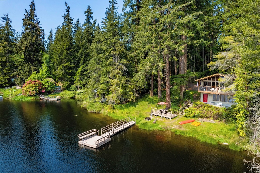 Goss Lake Getaway by AvantStay Lakefront Escape — hotel in Langley