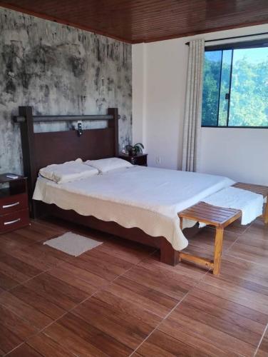 Quarto cama queen in Alegrete, Brasil