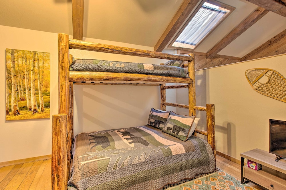 Blue Spruce Cabin with Hot Tub And Resort Amenities - photo 3