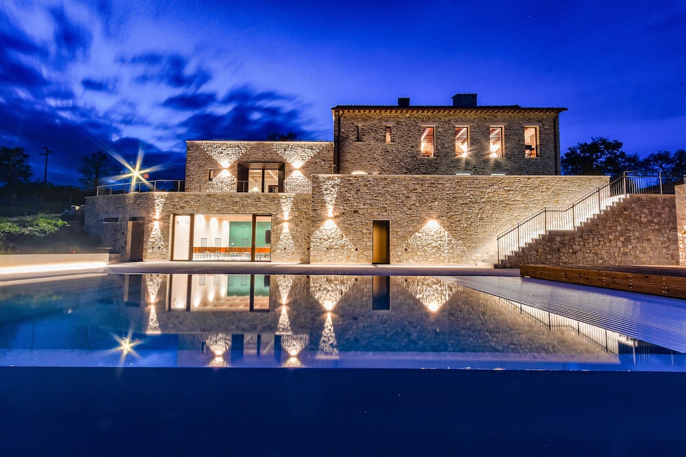Agriturismo Colli Martani — 4-Star Luxury Hotel in Massa Martana, Italy