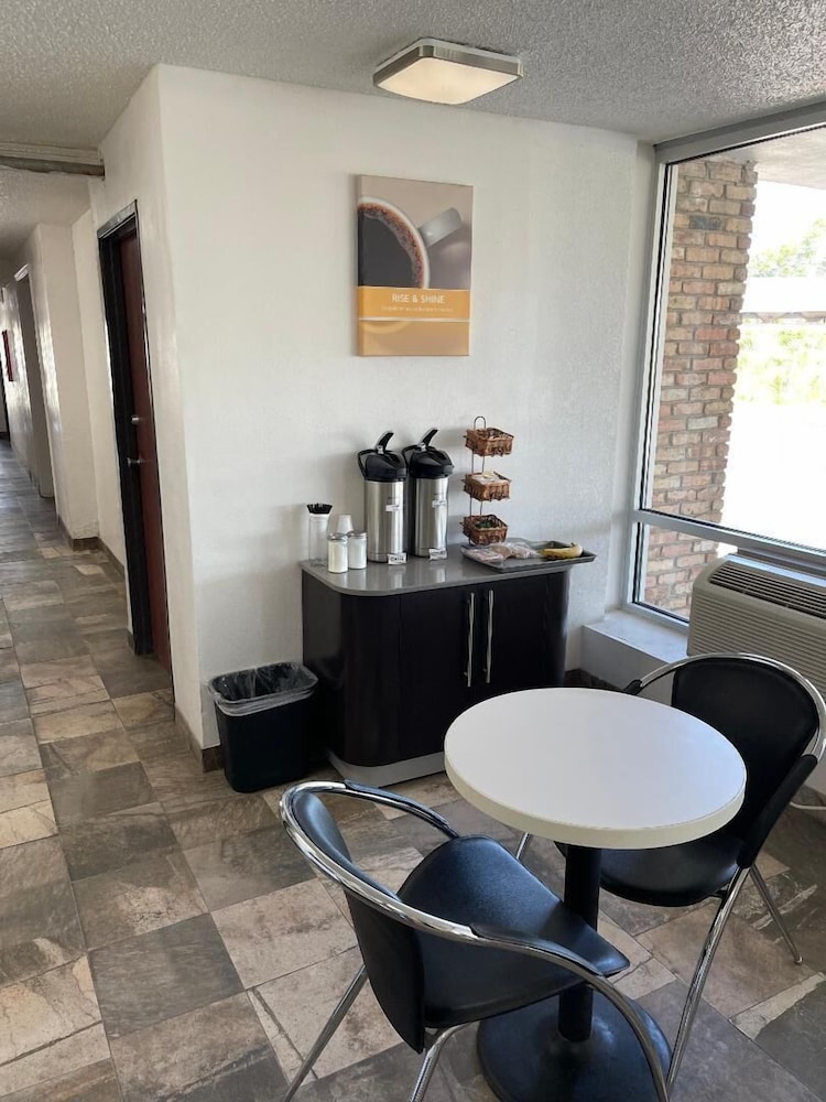 Regal 8 Inn & Suites - photo 26