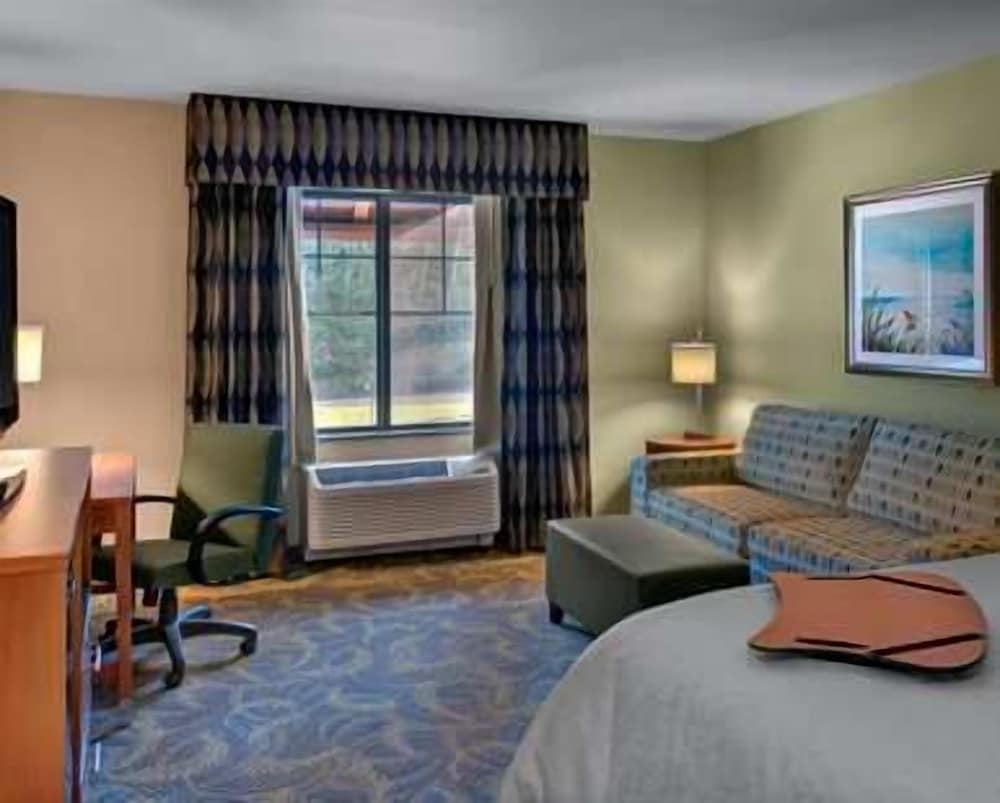 Hampton Inn and Suites Astoria - photo 54