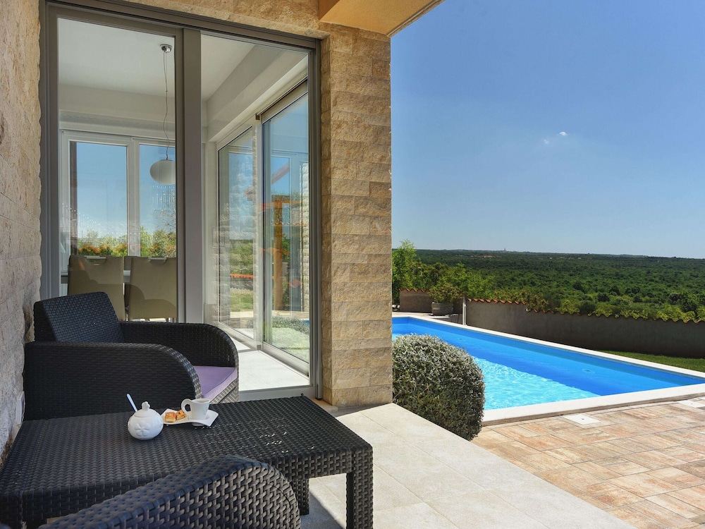 Villa in Peroj with Pool near Barbariga Beach — 4-Star Luxury Hotel in Vodnjan, Croatia