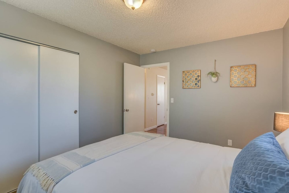 2BR Aptmt Parks Private Deck Mountain Views - photo 7