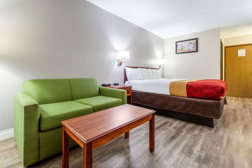 Econo Lodge Lincoln - photo 30