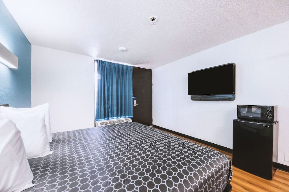 Sky Palace Inn & Suites by Jasper Beeville - photo 4