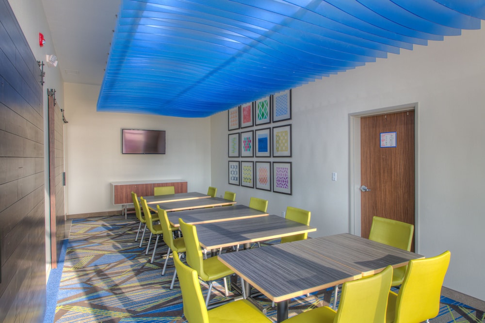 Holiday Inn Express & Suites Remington by IHG - photo 17