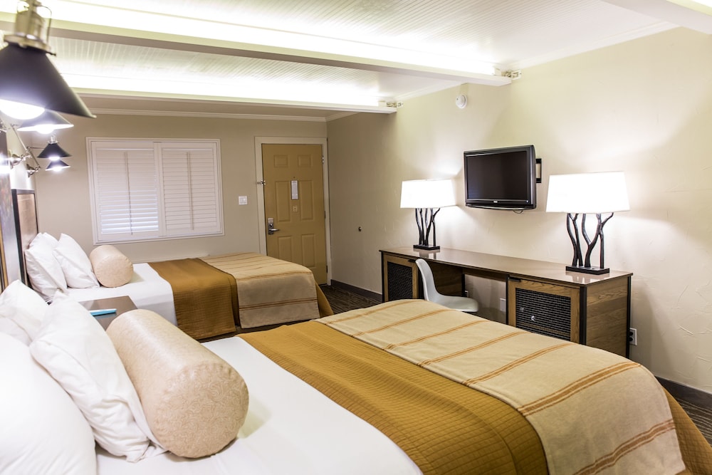 Fredericksburg Inn & Suites - photo 11