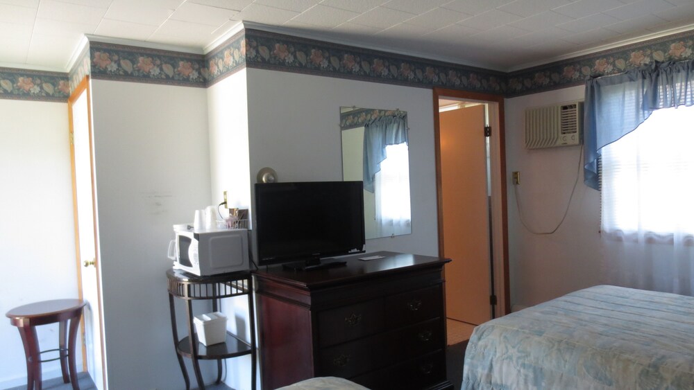 The Villager Motel - photo 6