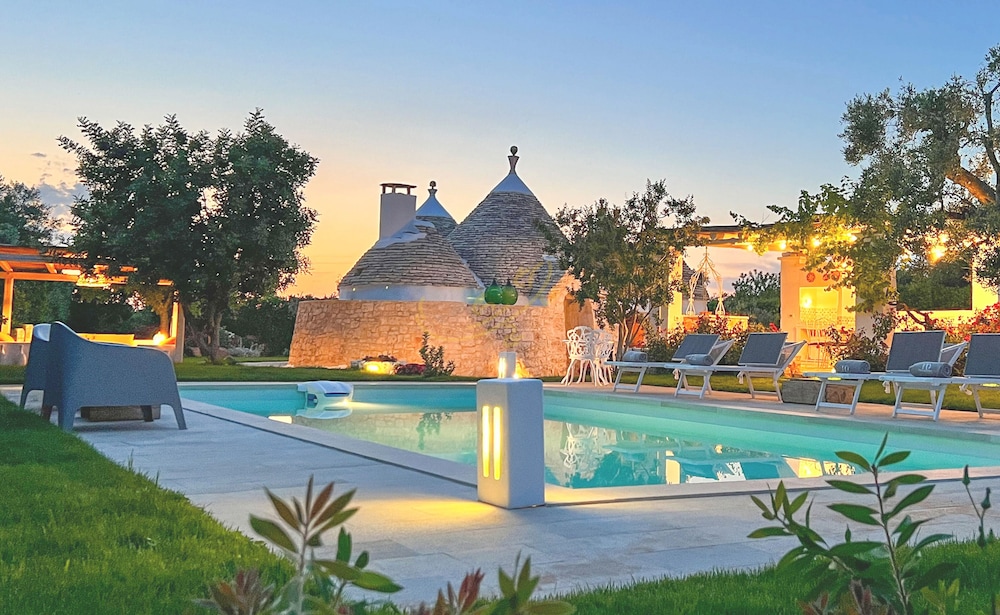 TD Trulli della Rosatella Typical Trulli w Pool — 4-Star Luxury Hotel in Castellana, Italy
